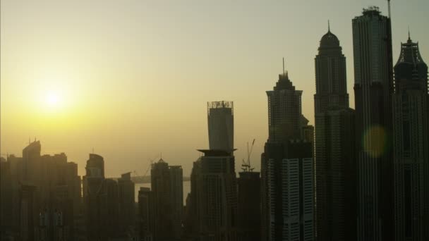 Skyline aéreo da cidade de Dubai ao pôr do sol — Vídeo de Stock