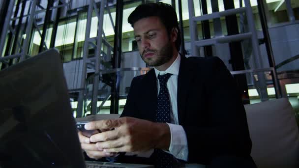 Podnikatel, práci s notebookem a chytrý telefon v noci — Stock video