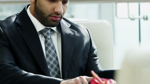 Homme d'affaires arabe utilisant une tablette numérique — Video
