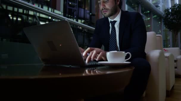 Arabský obchodník pracuje na notebooku v noci — Stock video