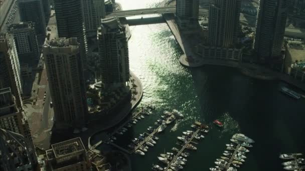 Vista aérea Dubai Marina yates de lujo — Vídeo de stock