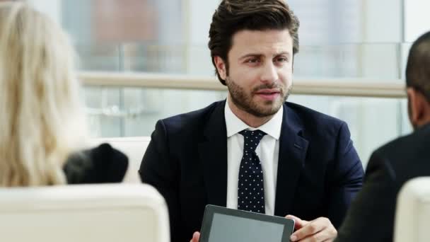 Empresário apresenta tablet com tela sensível ao toque — Vídeo de Stock