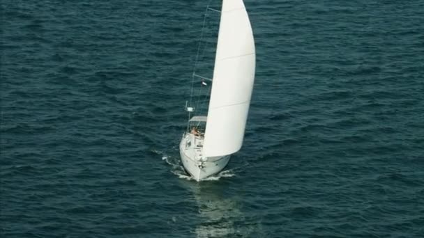 Segling lyxyacht med folk på semester — Stockvideo