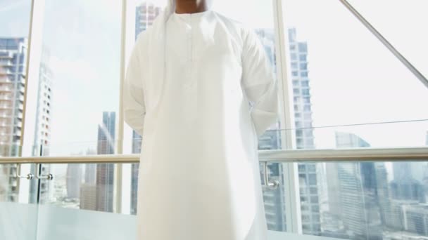 Arabic businessman in traditional dress — Stock Video