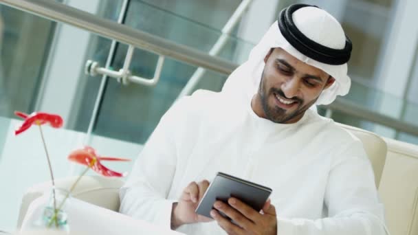 Arabski biznesmen za pomocą cyfrowego tabletu — Wideo stockowe