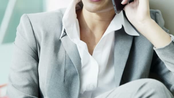 Mujer de negocios en traje de negocios hablando por teléfono inteligente — Vídeos de Stock