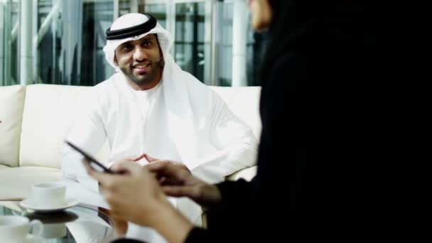 Omul de afaceri arab și femeia de afaceri se întâlnesc la hotel — Videoclip de stoc