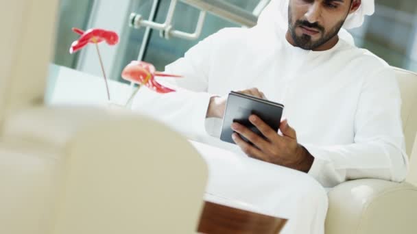 Арабський бізнесмен використовує цифровий планшет — стокове відео