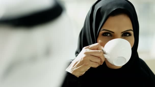 Arabisch zakenman en zakenvrouw bespreken in kantoor — Stockvideo