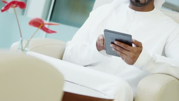 Арабський бізнесмен використовує цифровий планшет — стокове відео