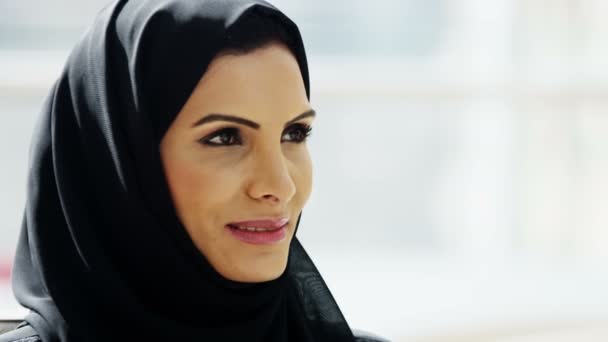 Árabe mujer de negocios beber café — Vídeo de stock