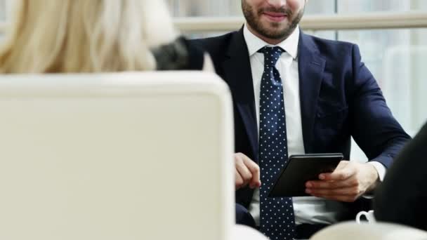 Homme d'affaires présente tablette avec écran tactile — Video