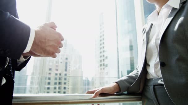 Businesswoman and businessman meeting in Dubai office building — Αρχείο Βίντεο