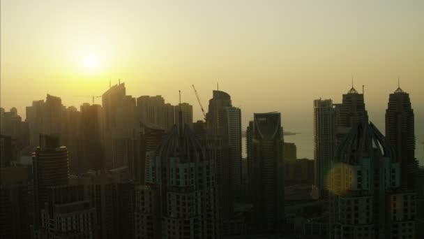 Skyline aéreo da cidade de Dubai ao pôr do sol — Vídeo de Stock