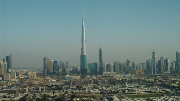 Dubais stadssilhuett med Burj Khalifa skyskrapa — Stockvideo