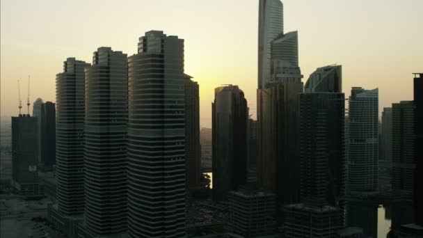 Luftaufnahme der Skyline von Dubai bei Sonnenuntergang — Stockvideo