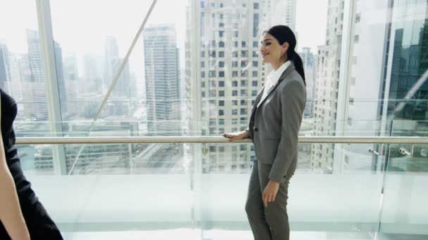 Reunião de mulheres de negócios no prédio de escritórios do Dubai — Vídeo de Stock