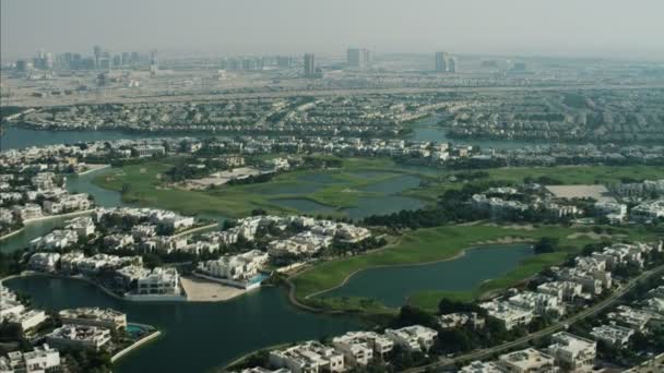 Paisaje con casas de lujo en Dubai — Vídeos de Stock