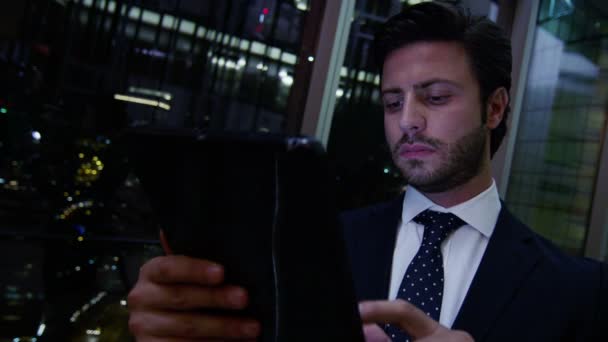 Hombre de negocios árabe usando tableta digital en la noche — Vídeos de Stock