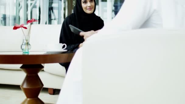 Αραβικά-επιχειρηματία και επιχειρηματίας συνάντηση σε ξενοδοχείο — Αρχείο Βίντεο