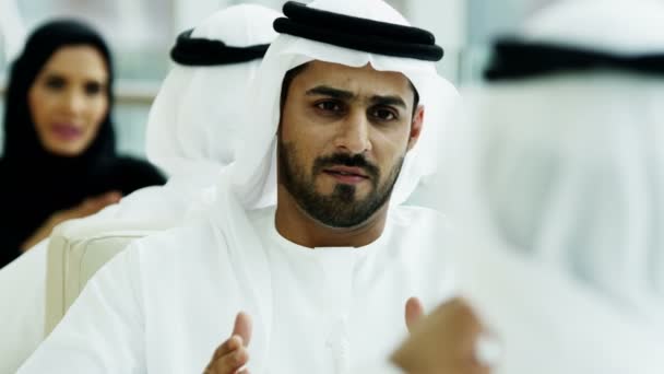 Arabski przedsiębiorców w nowoczesnym biurze Dubai — Wideo stockowe