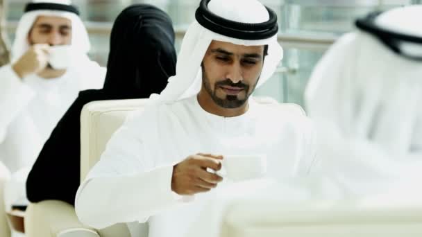 Árabe hombres de negocios beber café — Vídeo de stock