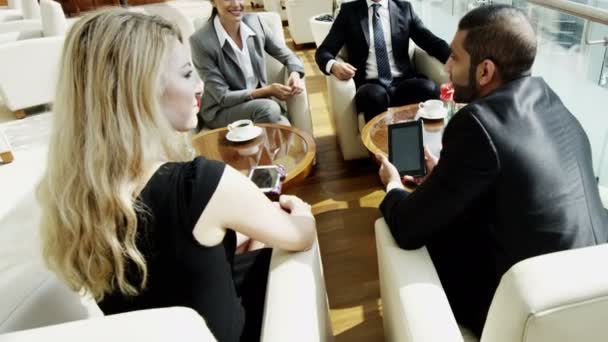 Réunion de l'équipe d'affaires dans un immeuble de bureaux à Dubaï — Video