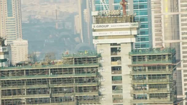 Sitio de construcción con grúas altas en Dubai — Vídeos de Stock