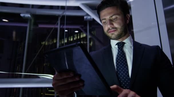 Uomo d'affari arabo che utilizza tablet digitale di notte — Video Stock