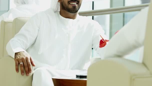Emirati affärsmän handslag — Stockvideo