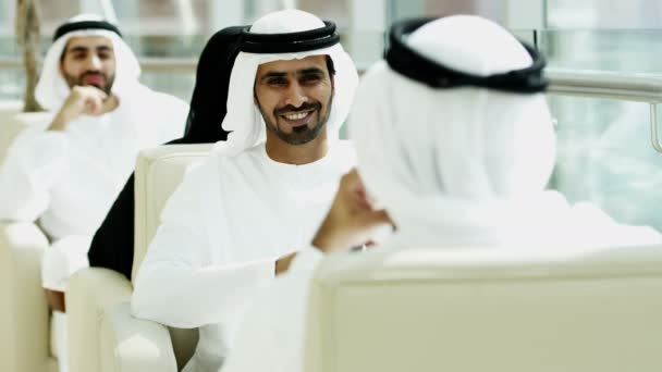 Arabischer Geschäftsmann mit Smartphone — Stockvideo