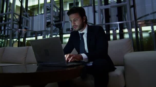 Uomo d'affari arabo che lavora sul computer portatile di notte — Video Stock