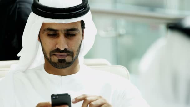 Uomo d'affari arabo utilizzando smartphone — Video Stock