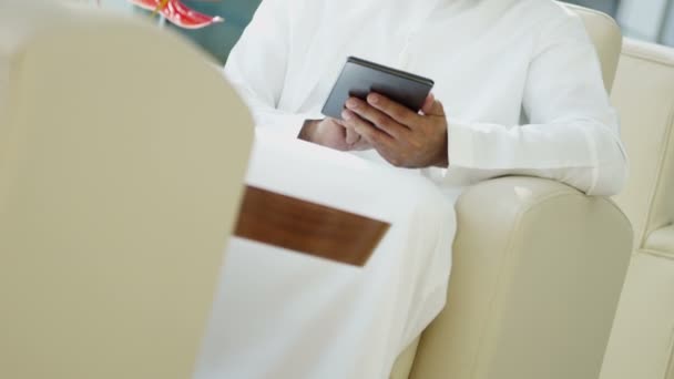 Arabski biznesmen za pomocą cyfrowego tabletu — Wideo stockowe