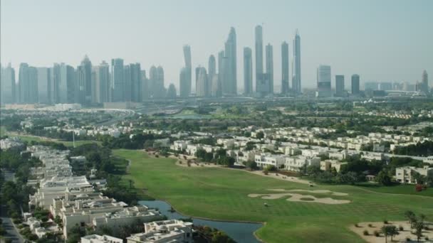 Dubai Skyline e casas de luxo — Vídeo de Stock