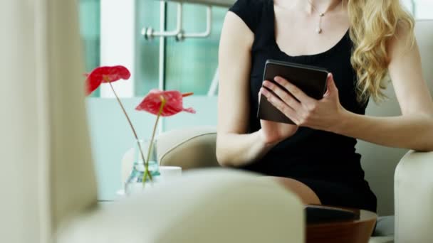 Mujer de negocios en vestido negro usando tableta digital — Vídeo de stock