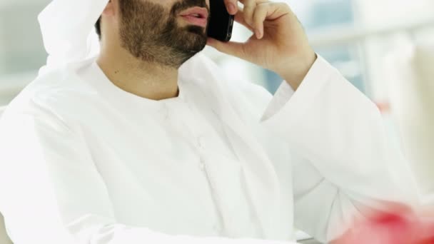 스마트 휴대 전화를 사용 하 여 아랍 사업가 — 비디오