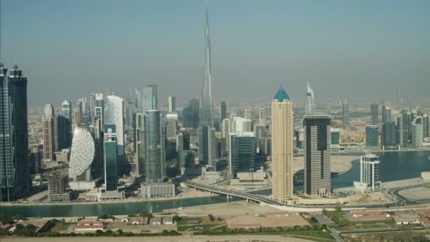 O horizonte de Dubai com o arranha-céu Burj Khalifa — Vídeo de Stock