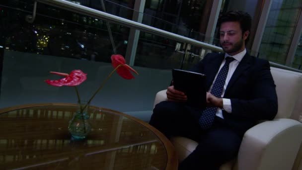 Arabisch zakenman met behulp van digitale tablet bij nacht — Stockvideo