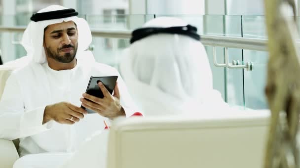 Homme d'affaires arabe utilisant mini tablette — Video