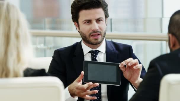 Zakenman presenteert tablet met touchscreen — Stockvideo