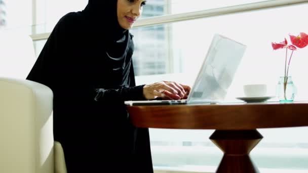 Businesswoman in traditional dress working on laptop — Αρχείο Βίντεο