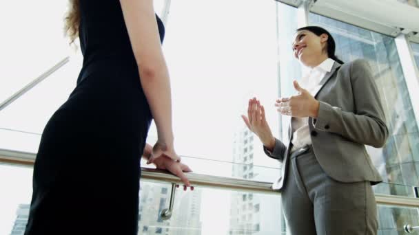 Reunión de mujeres de negocios en Dubai edificio de oficinas — Vídeos de Stock