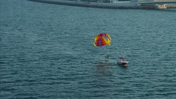 Turistler tandem parasailing yapmak teknede — Stok video