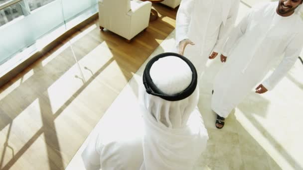 Des hommes d'affaires arabes se rencontrent dans un immeuble de bureaux — Video