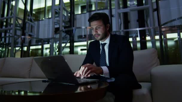 阿拉伯商人在夜间笔记本电脑上工作 — 图库视频影像