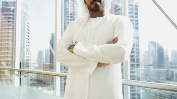 Arabic businessman in traditional dress — Stock Video