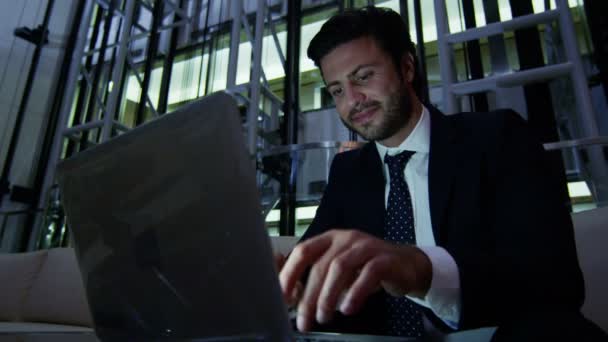 Арабська бізнесмен, що працюють на ноутбуці вночі — стокове відео