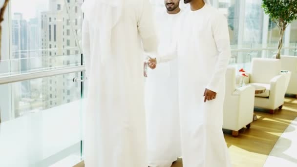 Арабские бизнесмены встречаются в офисном здании — стоковое видео