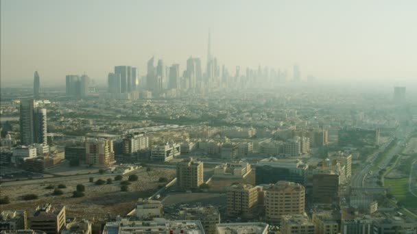 Luchtfoto van de skyline van de stad dubai — Stockvideo